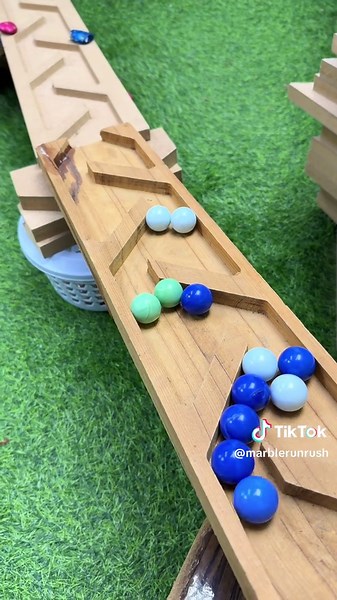 Exciting Marble Race: Choose Your Marble and Watch!