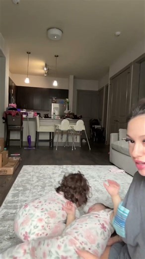 玛玛西塔与牛仔靴🤠 宝宝们穿的睡衣吗这是🤔 这个穿搭太搞笑了 安迪真会整活#朱丽叶和吉安娜 \\from：Andrea.arzola