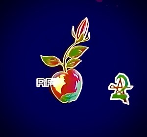 [Pliz] Madame Chiffon, La table avec Marie-Pierre Casey (1982) | Sαmιά ‘