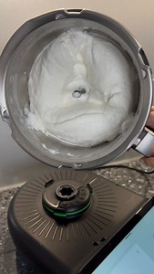 ✨ Astuce du jour ✨ Découvrez comment monter vos blancs en neige parfaits, bien fermes et brillants à chaque fois . Avec cette technique, vos gâteaux, mousses et desserts seront encore plus réussis ! N’hésite pas à essayer et à me dire si ça t’a aidé 👩🏻‍🍳 | Conseillère Thermomix Samia