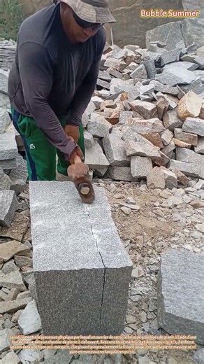 Extraction de la pierre : fendre le granit à l'aide d'outils manuels traditionnels