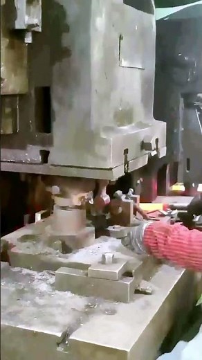The process of forging a loose joint bolt = good machinery can improve efficiency