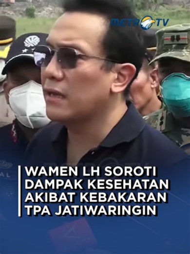 Wakil Menteri Lingkungan Hidup, Diaz Faisal Malik Hendropriyono menyoroti kondisi Kesehatan warga sekitar imbas kebakaran di TPA Jatiwaringin, Kabupaten Tangerang, saat meninjau langsung lokasi kebakaran. #metrotvnews #berita #beritatiktok #viral #videoviral #fyp #wamen #lingkunganhidup #tpajatiwaringin #kebakaran #tangerang