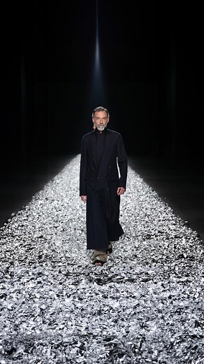 Dries Van Noten on Instagram: "MEN SPRING SUMMER 2025 Look 1 - Alain A reflection on contemporary elegance, thinking beyond what has come before. See the full show video on driesvannoten.com #DriesVanNoten #DVNSS25 #PFW"
