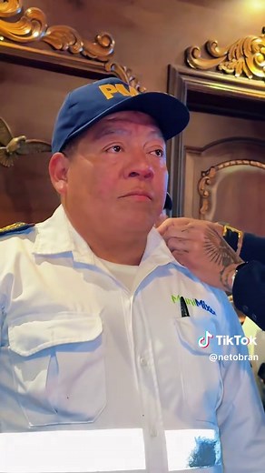 Hoy tuve la oportunidad de ascender a oficiales a dos excelentes Policías Municipales.