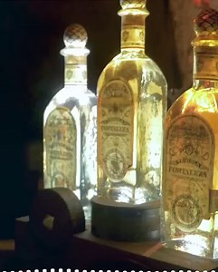 New episode! Here’s a preview. Pour yourself a 🥃 and join us #newpodcast please subscribe https://podcasts.apple.com/us/podcast/tequila-talk-w-daisy-fuentes-richard-marx/id1505399239 🙌🏼 (link in bio) @strawhutmedia | Daisy Fuentes