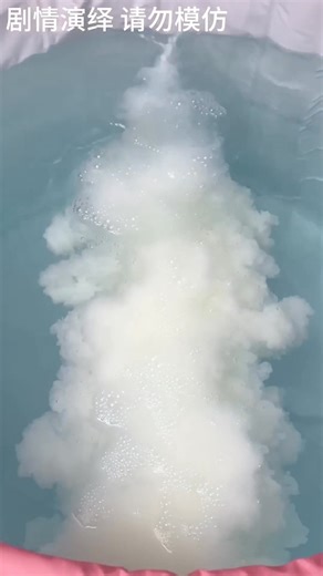 My younger sister wanted to cover the manhole cover, but accidentally dropped her beloved ball into it. When she cried because of that, my older sister came to help immediately!【久久好物】 #久久好物 #搞笑 #funny #fyp #reels #shorts #fblifestyle | 久久好物