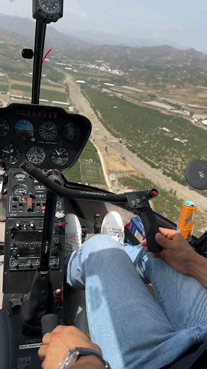 Ensaio de auto rotação com helicóptero R44. . . @david_tejeiro 🚁💪🏻 . . #fly #cmt #pilotocomercial #helicoptero #aviation #robinsonhelicopters #robinsonr44 #avgeeks #joy #travel #avgeeksassemble #aviacaogaúcha | Silverfly Conteudo-Digital