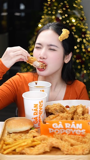✨ TÍN HIỆU VŨ TRỤ: PHIÊU TIỆC CHẤM ĐẪM CÙNG BIG SAUCE POPEYES NGAYYYYY Big Sauce vẫn chưa có dấu hiệu hạ nhiệt 🔥 Không hổ danh là Hot Trend thế giới, khiến ai nấy cũng phải xuýt xoaaa 😋 Còn ai chưa thử thì nhanh tay thử ngayyy ✨ 2 dòng xốt "signature" của Popeyes - lần đầu ra mắt với size khủng: 💥 BBQ Sauce – chuẩn vị Louisiana, thơm khói, mặn ngọt vừa miệng 💥 Chili Fish Sauce – xốt Gà Tắm Nước Mắm độc quyền, cay cay ngọt ngọt, càng chấm càng mê. 🎁 3 size xốt cho mọi kèo tiệc: • Size S (50g