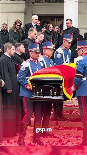 S-a încheiat slujba. Mircea Lucescu este condus acum pe ultimul drum
