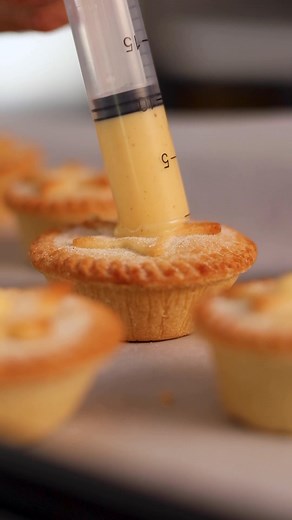 Bring the festive cheer with custard-filled mince pies and homemade brandy butter! 🥧 These delicious Christmas treats feature our best ever mince pies, creamy vanilla custard, and a rich, boozy butter made with apple brandy. The perfect way to add a little extra joy to your holiday spread! 🎄 🍽Serves 12 🥣10 minutes prep time ⏱5 minutes cooking time 📌INGREDIENTS 200 g unsalted butter, diced and at room temperature 200 g light brown sugar 8 T your favourite brandy (or Paul Clüver apple brandy)