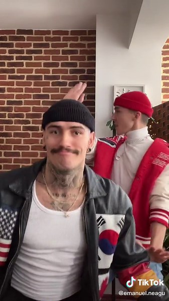 N’ascult manele 😆 La cine ati vazut primul video