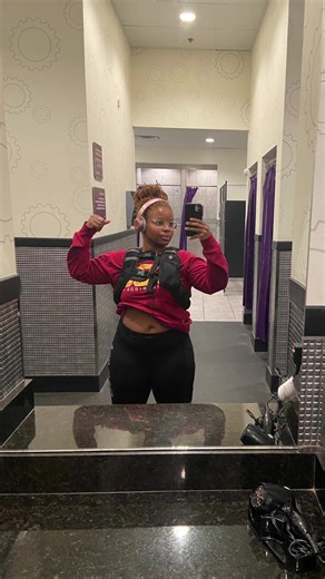 First time trying this 16 pound vest and first day back in the gym after a minor double injury 🧡 #gym #beginnergymgirl #weightedvests #fit