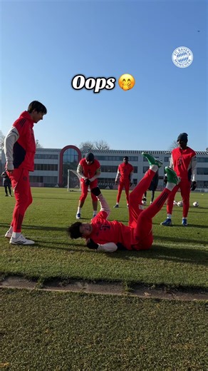 Training blooper, all in good fun! 😂 This Fail in training gave the boys a good laugh 😄🤝 #FCBayern