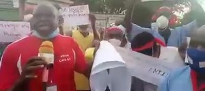 1.1K views · 46 reactions | ⭕S O C I É T É Le personnel de l'hôpital Gabriel Touré manifeste contre le remplacement de leur DG par un colonel. Serait il bientôt la fin de l'état de grâce pour les colonels Pushistes au pouvoir ??? #MonNouveauMali #PouvoirAuPeuple #MaliDjigui | Mali Djigui | Facebook