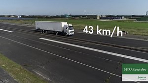 Voiture écrasée entre deux camions (Crash Test)