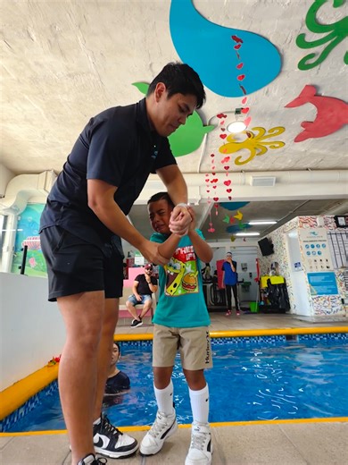 🚨 ¡Atención, padres y madres! Cada día, alrededor de 200 niños pierden la vida en el mundo por ahogamiento. Una cifra que nos recuerda lo importante que es prevenir y preparar a nuestros pequeños desde temprana edad. 🌊 En KINDERSWIM, trabajamos todos los días para enseñar algo más que natación: supervivencia acuática, lo que para nosotros significa un verdadero seguro de vida para los niños. 💙 En esta ocasión, Nicolás, de tan solo 3 años, enfrentó su prueba de supervivencia acuática con mucha