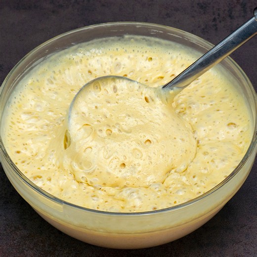 Mischen Sie Banane mit Hefe und Sie werden süchtig nach diesem Dessert sein! Zutaten: Bananen: 3 St. Eier: 2 St. Zucker: 60 g Salz: 5 g Milch: 200 ml Trockenhefe: 15 g heißes Wasser: 200 ml Mehl: 260 g BEI MITTLERER TEMPERATUR: 2 MIN BEI MITTLERER TEMPERATUR: 2 MIN die Creme: weiche Butter: 200 g Kondensmilch: 380 g Hüttenkäse: 500 g das Getränk: Pulverkaffee: 20 g Zucker: 10 g heißes Wasser: 20 ml heiße Milch: 100 ml | Schmackhaft.tv