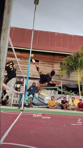 Ketika Pengalaman Berbicara, Memukul Bola di atas Net