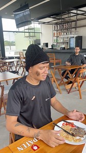 9.5M views · 60K reactions | El jefe se disfraza de vagabundo y pone a prueba la amabilidad de esta camarera.. | Anna Reflexiones | Facebook