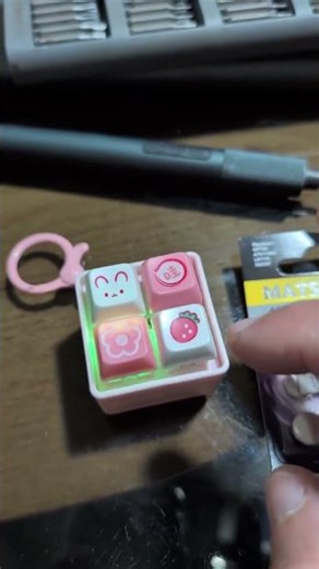 four (4) keyboard keys fidget keychain uses 3× LR44 (8× batteries for sgd1)