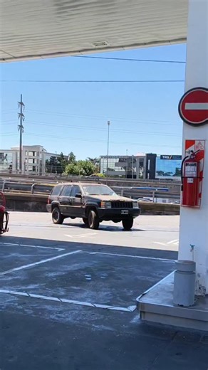 Julian Palermo on Instagram: "Así se debe sentir cargar con carga externa... ¿Sabías que equipando tu auto con carga externa no tenés que abrir el capot para cargar combustible? 🚗✨ Y lo hacés exactamente igual que con nafta! ⛽👌 Contactate con tu taller de confianza para más información 📲🔧 Gracias al actor invitado @alejandrogarcia8033 Vehículo de @lucas.azorin . . . #cargaexterna #gnc #likeasir #gas"