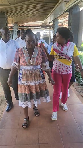 Limpopo Premier Dr Phophi Ramathuba following a number of complaints regarding Tshilidzini hospital took time to do an unannounced visit. Premier, accompanied by MEC for Economic development, environment and Tourisn Hon Tshitereke Matibe, Mayor of Thulamela Municipality Cllr Vho Sara Rambuda, interacted with patients and escorts explaining to them why we only open casualties not outpatients during holidays and weekends. “ Our MEC and her team are trying their best to put systems to avoid long qu