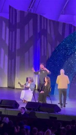 The Pitt star gives fans physical exam live on stage