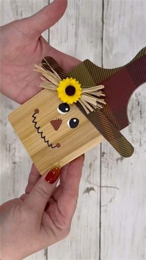 DIY Scarecrow Mini Wreath: Easy Craft Tutorial Using a Charcuterie Board #HobbyLobby #craftyideas