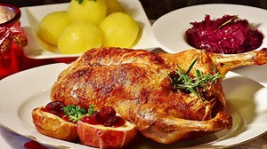 iReceptář | Pomalu pečená kachna s jablky: Staročeský recept, který zůstane nepřekonán