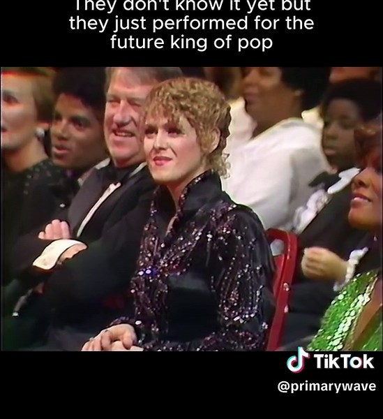 Wait for Michael in the audience…#michaeljackson #koolandthegang #ladiesnight #michael