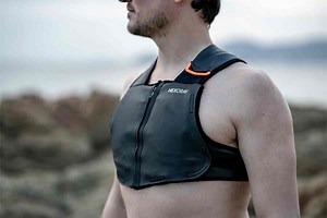 SwimVest, un gilet innovant équipé de coussins gonflables conçu pour protéger les nageurs de la noyade