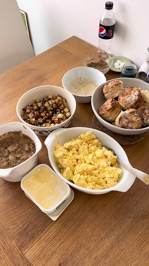 Southern Breakfast Recipe: Sausage Gravy, Scrambled Eggs, and More!