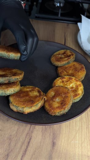 Cukinia 500-700g Mąka pszenna 2łyżki Jaja kurze 2szt Sól 1łyżeczka Mleko 300ml Pieprz Papryka słodka 1łyżeczka Czosnek suszony 1łyżeczka Olej do smażenia Panierka: Jajka Bułka tarta #przypominajka #obiad #cukinia #dc #dlaciebie