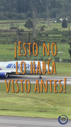 ¿Un 747 levantando la nariz antes de despegar? 🤔 Esto no lo había visto antes. Un Boeing 747 de carga levanta la nariz antes de la velocidad de despegue en Bogotá. ¿Es algo normal o es algo poco común? #aviacion #boeing747 #despegue #pilot #aviation
