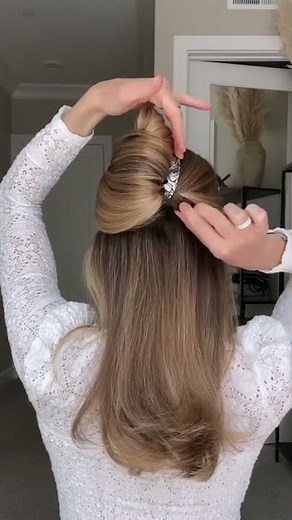 HOW TO CREATE A FRENCH TWIST USING A HAIR COMB