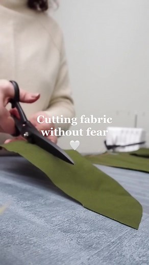 @arkdefo @arkdefo #scissors #cutting #sewingtips #cuttingfabric #satisfyingvideo #sewingtutorial #learnontiktok #dressmaking #madetomeasure #tailoring