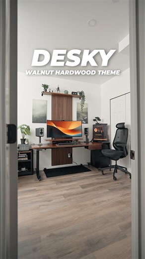 My New Dream Desk Setup with Desky - Walnut Hardwood Theme
