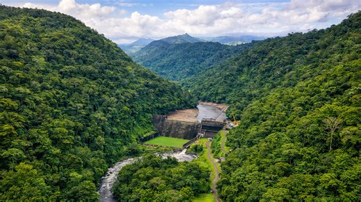 What makes this volcano one of Costa Rica’s most famous landscapes?