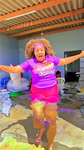 SHE DIDN'T SEE THE WATER😱