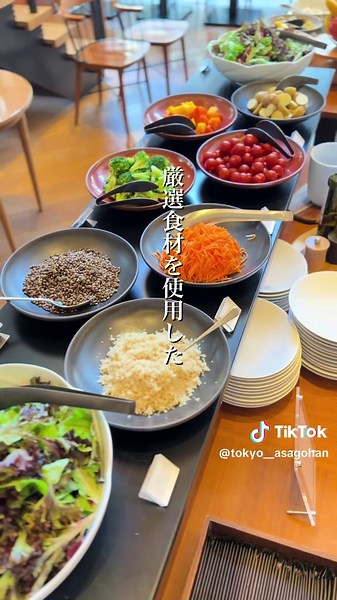 四季感じるおしゃれビストロ 贅沢朝食ビュッフェ ▶︎「Bistro NOHGA 」 四季を感じるコンテンポラリービストロ🍽️🍷 上野駅から程近いデザイナーズホテル、 「ノーガホテル」内に併設されているおしゃれビストロ 日本の四季を感じる、旬のこだわり食材を使った豊富な料理がいただけます！ とにかくどの料理もクオリティが高く、ホスピタリティも一級品！ また、料理と相性のいいナチュラルワインやクラフトビールも取り揃えていて、モーニングからディナータイムまでオールデイで楽しむことができる！ 開放的な吹き抜けの空間や、ウッディでナチュラルな雰囲気の店内は、洗練されており居心地抜群！モーニングの時間からディナータイムまで様々な顔を見せる空間でいただく料理は一級品！ ---------------------- ●ブレックファストビュッフェ 各4,000円（税込） 和1種類、洋、4種類、計5種類から選べるメインとセミビュッフェのセット🍽️メインは5種類から選べるのが嬉しいし、旬の食材をふんだんに使ったセミビュッフェはどれも絶品！ パンからデザートサラダまで豊富でした！ ・Aセット:ジャパニー