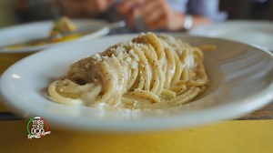 63K views · 1K reactions | François-Régis Gaudry retrouve l'expert de la cuisine romaine, Stéphane Solier, dans une adresse qui fait la part belle à la cuisine de la capitale italienne. Cacio e pepe, gnocchi alla romana, panna cotta, la Trattoria Pennestri sera-t-elle molto molto buono pour nos deux compères ? Trattoria Pennestri // 5, Via Giovanni da Empoli // Rome | Très Très Bon | Facebook