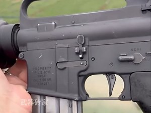 M16A1自动步枪作为M16系列步枪的改进型，标志着美军步枪正式迈入了小口径时代