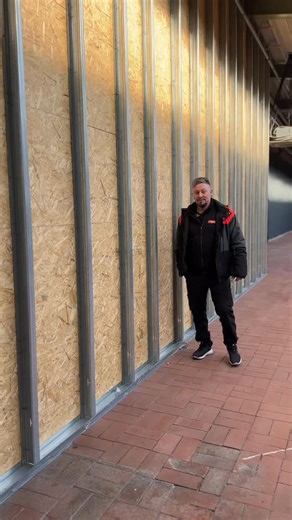 Handelscentrum Strausberg on Instagram: "Backstage-Update im Handelscentrum Strausberg! Björn war wieder für euch unterwegs und hat einen Blick hinter die Kulissen der Netto-Baustelle geworfen. Seit dem letzten Video hat sich einiges getan – und wir sind mittendrin statt nur dabei! 💪 Keine Sorge: Wir halten euch weiter auf dem Laufenden und zeigen euch natürlich auch das finale Ergebnis. #WegenBjörnHier #Strausberg #Handelscentrum #BehindTheScenes"