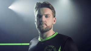 Razer DeathAdder V4 Pro Wireless Gaming Mouse: 57g Lightweight - 8000Hz Polling Rate - Optical Scroll Wheel - Optical Switches Gen-4 - Focus Pro 45K Sensor Gen-2 - Up to 150 Hr Battery - Niko Edition