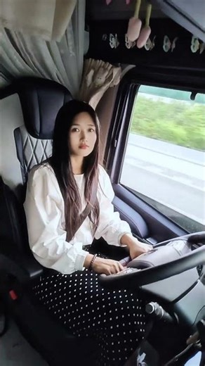 今天清明假期，高速上的车多的很。#卡车 #记录卡车生活 #卡车女司机 #清明假期 #automobile #trucking #truck #truckdriver #driver