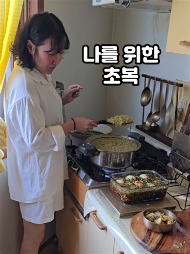 오늘의 메뉴 전복죽, 황태 미역국, 엄마 레시피 밥도둑 계란장♡ 초복 전에 오곡 능이 삼계탕 으로 정말 몸보신 계속했는데 그래도 초복이니까네 몸보신으로 전복죽 진짜 한솥? 끼릿네예~~ 레시피 본문에 있어요 진짜 안비리고 너무 꼬숩꼬숩♡♡ 죽이라도 국은 꼭 있어야해 황태 미역국 끼리고♡ 엄마 레시피 밥도둑 계란장♡ 이건 꼭 만들기 죽에 간을 싱겁게해서 계란장 양념 같이 먹음 최고 여러분들 초복 든든히 챙겨드시고 더운 여름 이겨내요!! 비린내 없는 전복죽 레시피 1. 전복을 깨끗하게 씻고 뜨거운 물에 넣어요 *내장 살 잘 발려요 2. 껍질 벗겨내고 내장과 살 발라요 *전복 입 제거 *살은 잘라주세요 3. 내장에 마늘 넣고 갈아주세요 *생마늘 넣었더니 비린 맛이 제거♡ 4. 전복 살 반 (토핑용)은 버터에 한번 볶아요 5. 내장 넣고 참기름 넣고 볶아요 6. 불린 찹쌀을 넣고 볶아요 물 넣고 끓여요 7. 찹쌀이 익으면 당근 양파 넣고 끓여요 * 야채 들어가니 더 맛있어요 8. 전복 살 넣