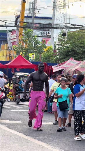 Bodybuilder Public Reactions: Confidence & Melanin