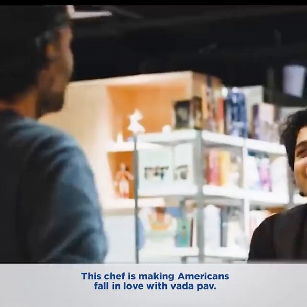 #internationalchefday Chintan Pandya is one of the most celebrated chefs in the US and is bringing the taste of India to New York City. He was recently featured in publications like New York Times and GQ and won the James Beard Award for ‘Best Chef: New York State. His restaurant 'Chai Pani' won the Outstanding Restaurant in the US award. #indianfood #chintanpandya #cooking | TheBetterIndia
