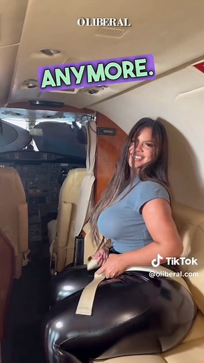 VIRALIZOU. Aos 26 anos, a influenciadora Gracie Bon já possui mais de 5 milhões de seguidores e é conhecida por sua figura voluptuosa. Recentemente, ela surpreendeu os seguidores ao revelar a aquisição de um jato privado, motivada pelas dificuldades enfrentadas devido ao aperto das poltronas nos voos comerciais. Em um vídeo entusiasmado, Gracie compartilhou sua mais nova aquisição e detalhes da aeronave. Além disso, destacou a vantagem de ter mais espaço, eliminando a necessidade de adquirir doi